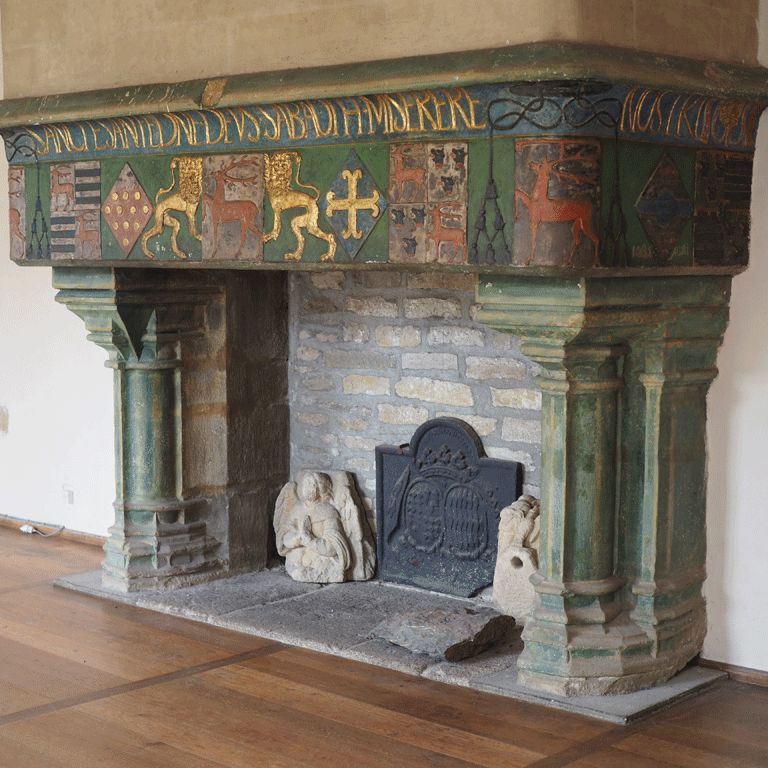 la cheminée de la chambre nord au premier étage du manoir, déplacée au château de Pontivy
