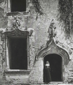 moniale de St Michel de Kergonan, pose sur le seuil d'entrée du château de Coetcandec
